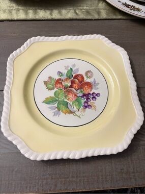 Vintage Yellow Fruit-Decor Dinner Plate with Scalloped Edge